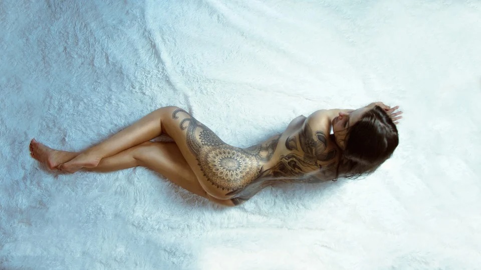 nahá žena s tetovaním