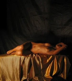 nahá žena na posteli